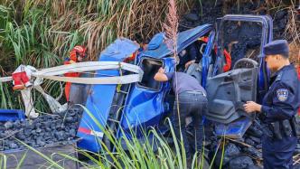 运煤货车刹车失灵撞向山坡，附近湖北黄石消防跨省赴江西救援