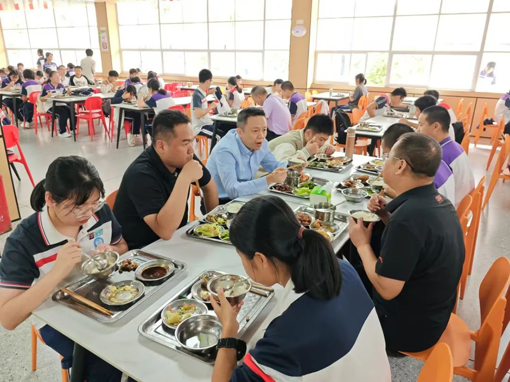 福州建立教育局局长学校陪餐工作机制，原则上每月不少于一次