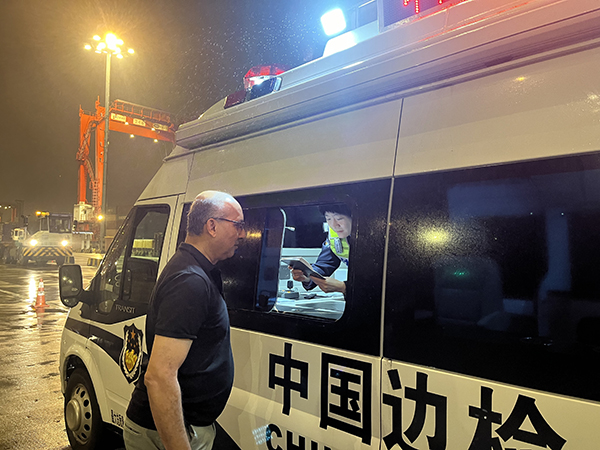 来华更便利,洋山口岸迎首名持电子口岸签证登轮的外籍船员