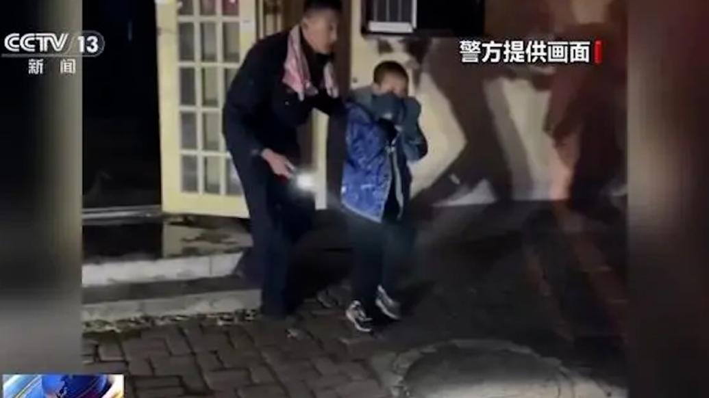 三进三出浓烟楼道，民辅警火场逆行救出7人