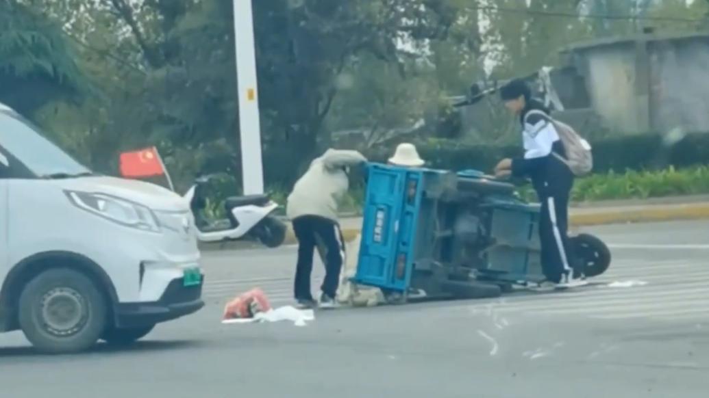 中国好少年！两名学生飞奔扶起摔倒老人