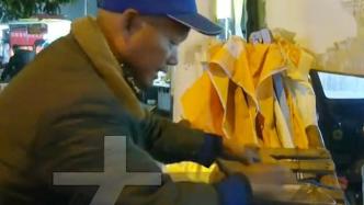 大叔带智障儿子卖烤红薯，大学生排队支持