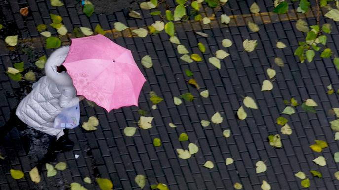 欧博会员开户网-明起新一轮大范围雨雪来袭，中东部暖热持续周末起强降温将至