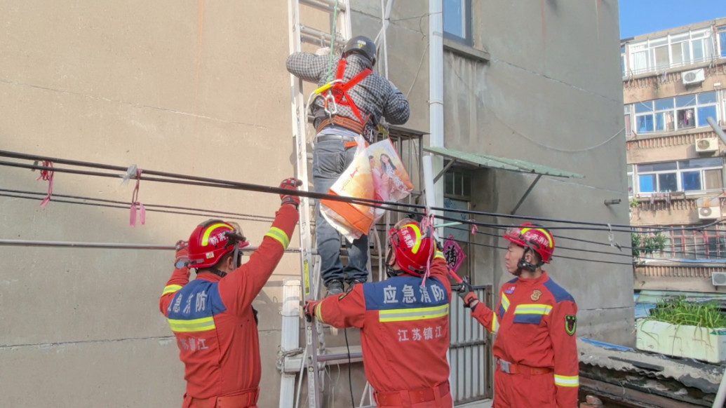 男子高空作業(yè)時發(fā)生意外，被繩子懸掛在空中