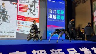 “扭扭車(chē)男孩”的創(chuàng)業(yè)公司發(fā)布首款外骨骼產(chǎn)品，奶奶現(xiàn)場(chǎng)淚目