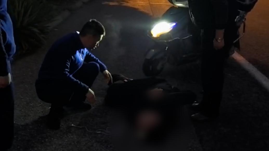 电动自行车与行人于消防队门前相撞，消防秒出警救援