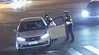 司机酒后驾驶遇交警查车，“丝滑”倒车被拦停