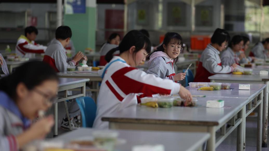 浙江立法：集中用餐的中小学校，每餐应有校方人员陪餐