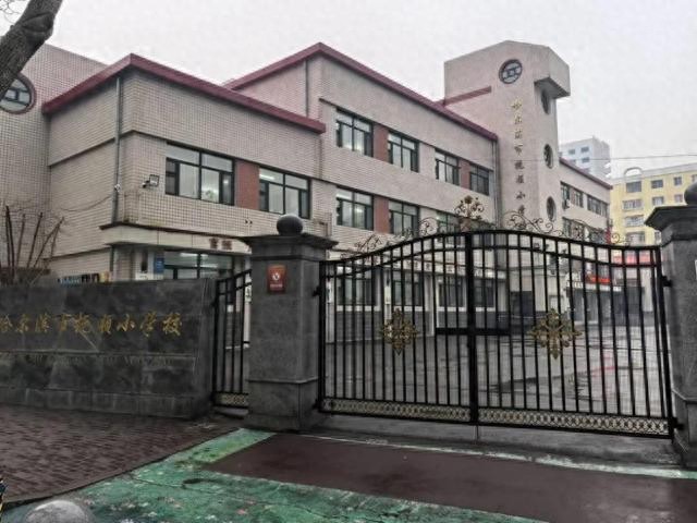 哈尔滨一小学校长涉配餐费回扣被查，教职工餐被指“抢学生午餐的肉”