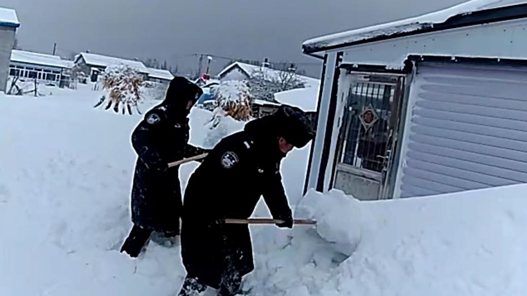 鹤岗暴雪封门群众被困家中，民警蹚雪帮开门