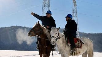 積雪達30厘米，新疆阿勒泰電力工人騎馬巡視