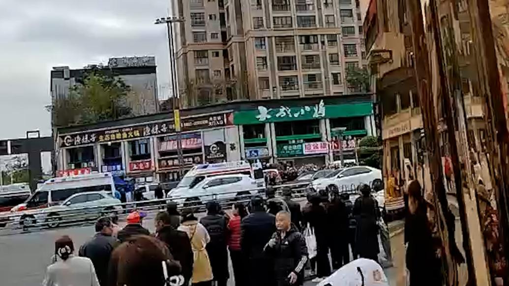 四川內(nèi)江一公交車駕駛員突發(fā)疾病車輛失控撞上行人，造成1死4傷