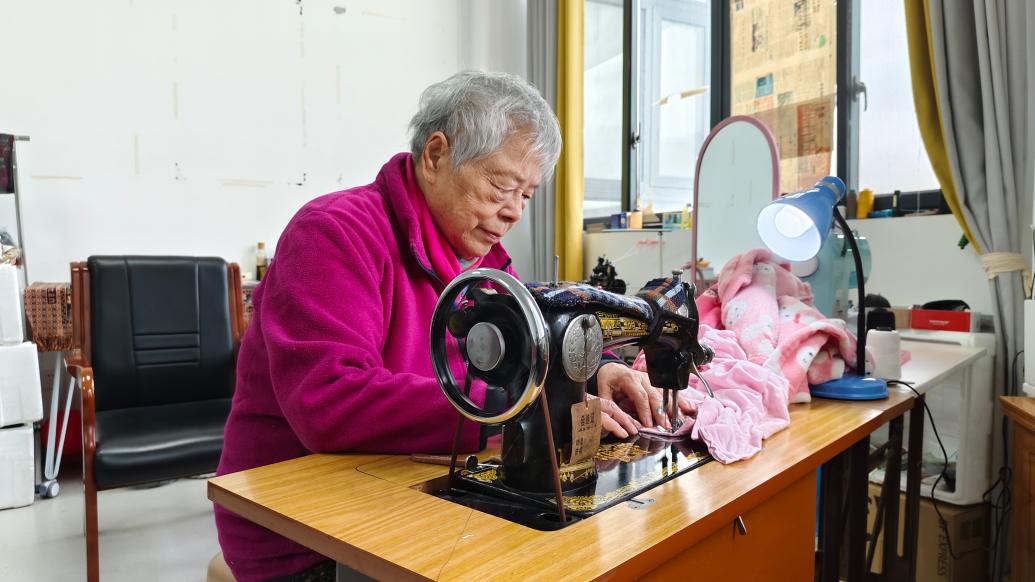 長(zhǎng)沙87歲老人為鄰居免費(fèi)做衣改衣