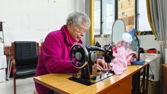 長(zhǎng)沙87歲老人為鄰居免費(fèi)做衣改衣