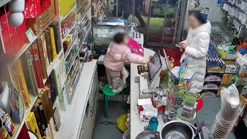 萌！3岁小朋友独自看店为顾客扫码结账