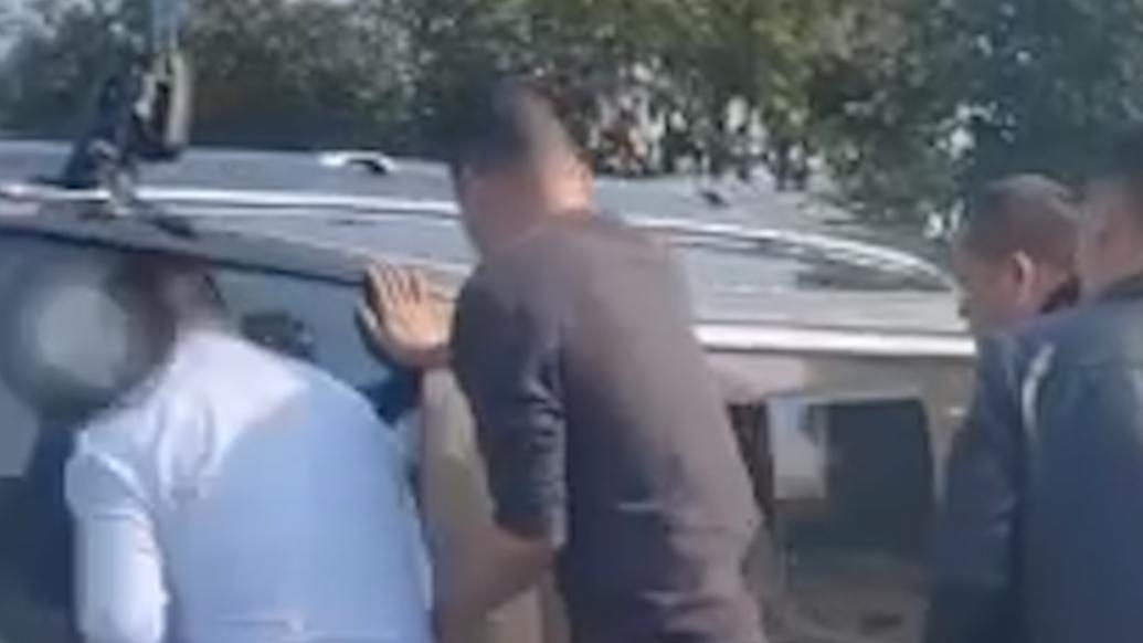 車輛側(cè)翻，多名市民合力砸窗救出被困司機