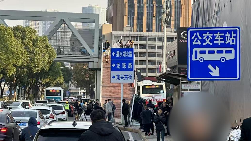武漢一公交車沖上站臺,轄區街道回應傷者已送醫