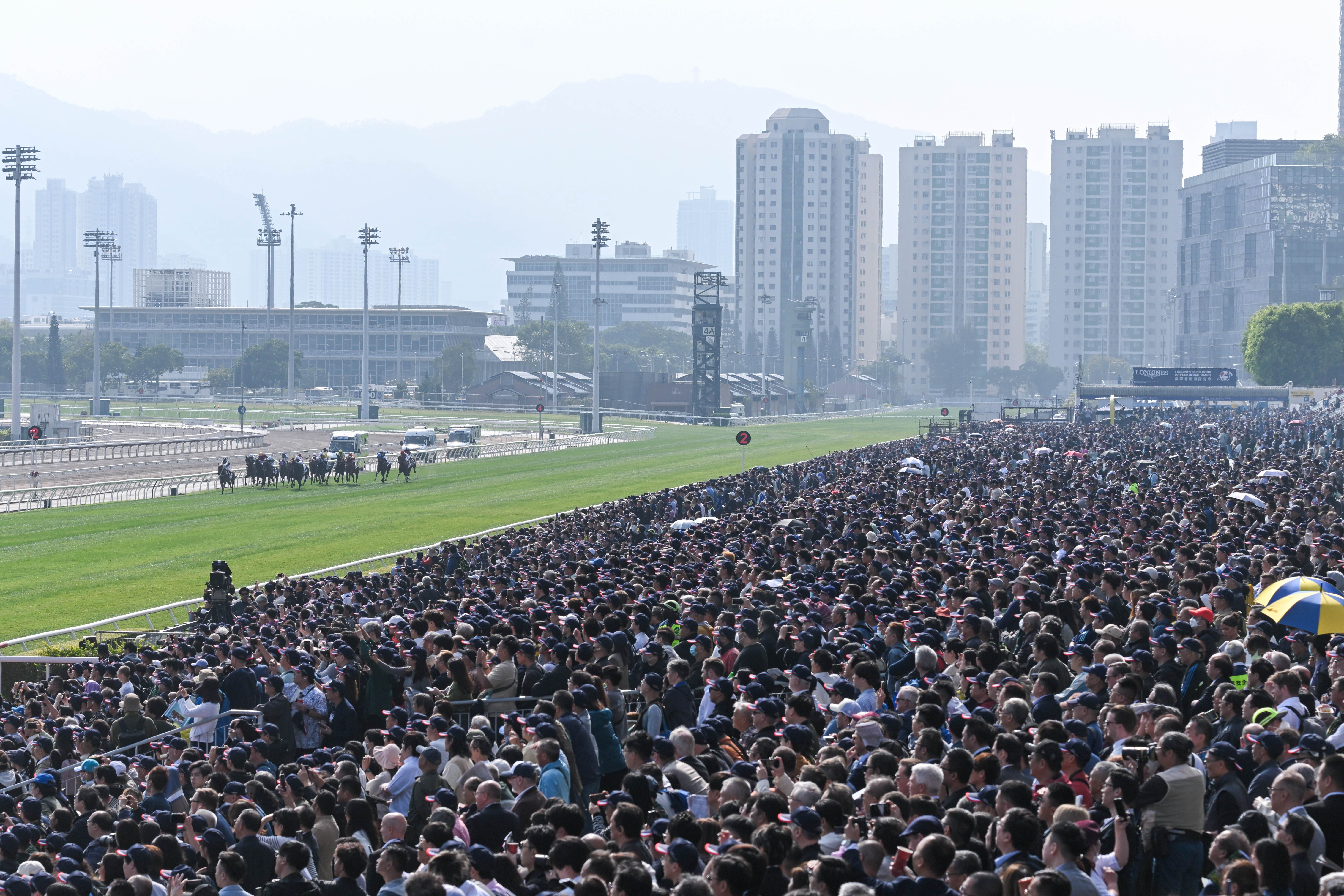 浪琴香港国际赛事2024在香港圆满举行，吸引逾八万观众入场