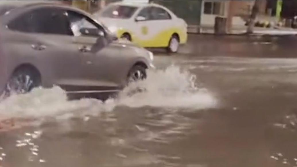 供水主管線損壞路口出現水滲漏，沈陽大東區：路面結冰請市民小心通過