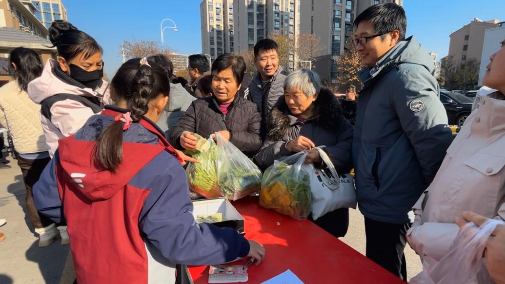 校園蔬菜豐收孩子們擺攤售賣，校長：鍛煉動手能力，也增強社交能力
