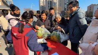 校園蔬菜豐收孩子們擺攤售賣，校長：鍛煉動手能力，也增強社交能力