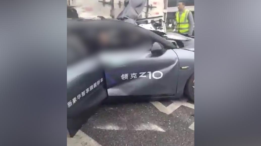 領克Z10試駕車沖入重卡車底,車內3人受傷事發時未開啟輔助駕駛