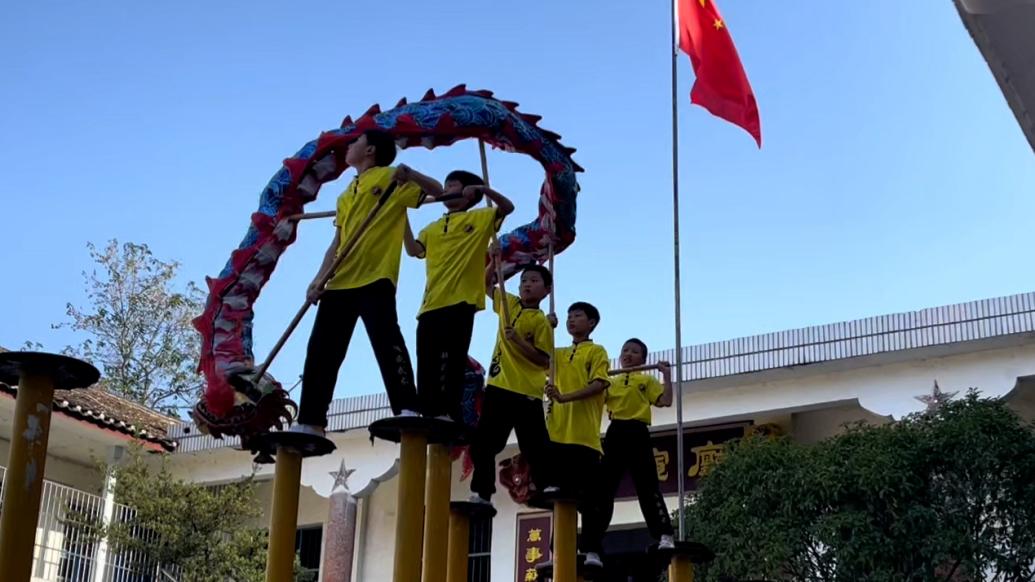 8岁男孩学习舞龙3年，在3米高的梅花桩上展示技艺