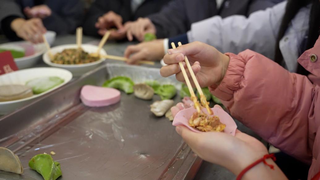 高校举办冬至包饺子大赛，同学们与后勤叔叔阿姨分享美味