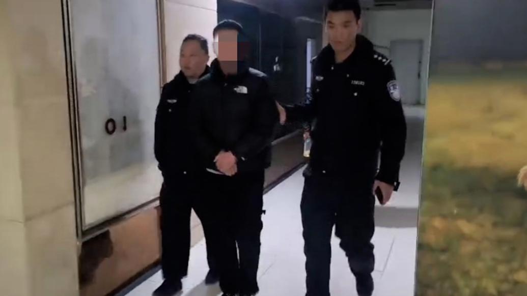 男子在鄭州一商場女廁所偷拍,已被警方抓獲