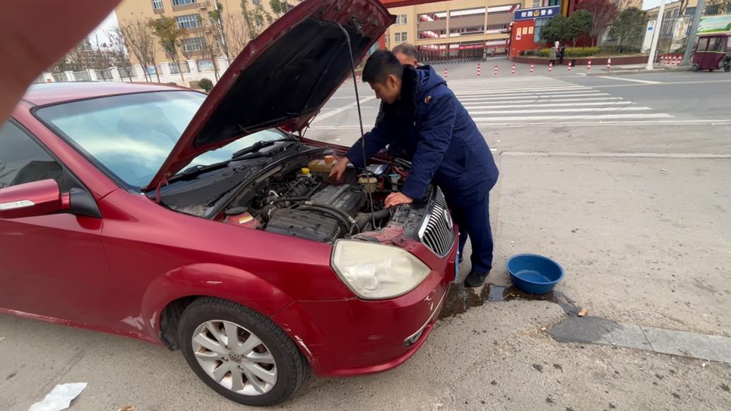 轎車在消防站門口拋錨，消防員上前幫忙秒變修車工