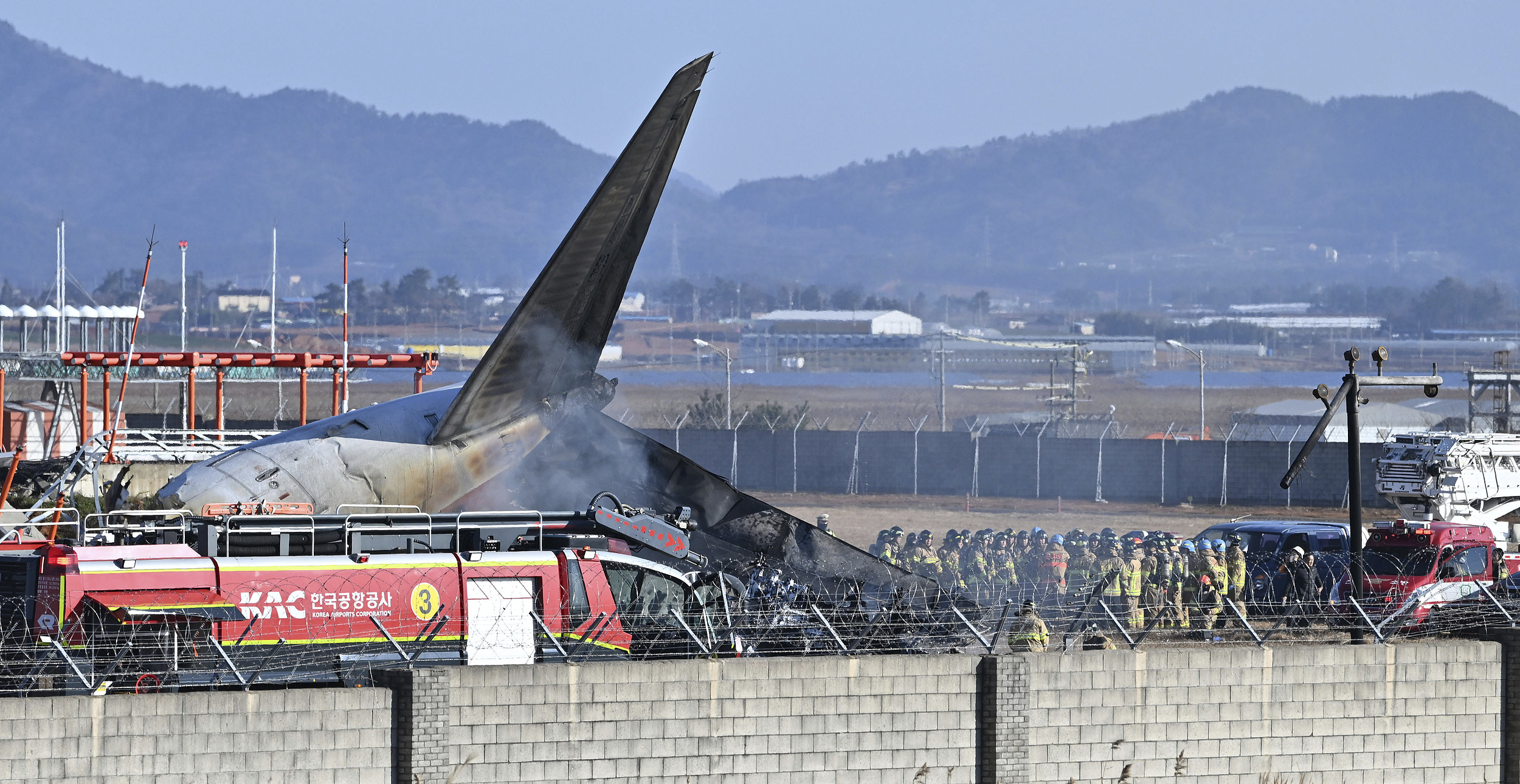 韩国失事客机着陆时起落架未打开，降落时引擎发生爆炸