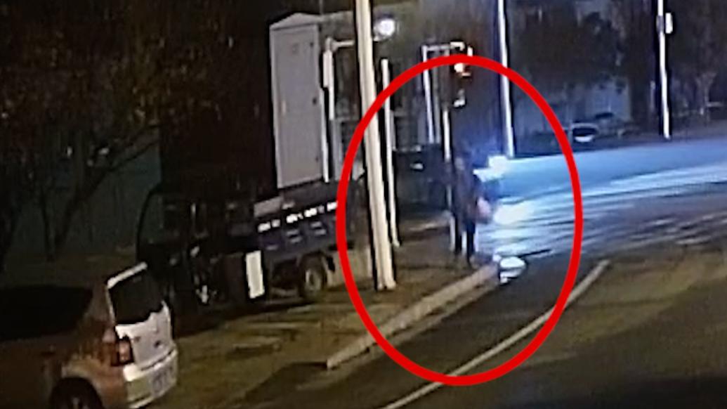 摩托車(chē)沒(méi)油了，男子盜竊他人油箱中的油自稱(chēng)怕上班遲到