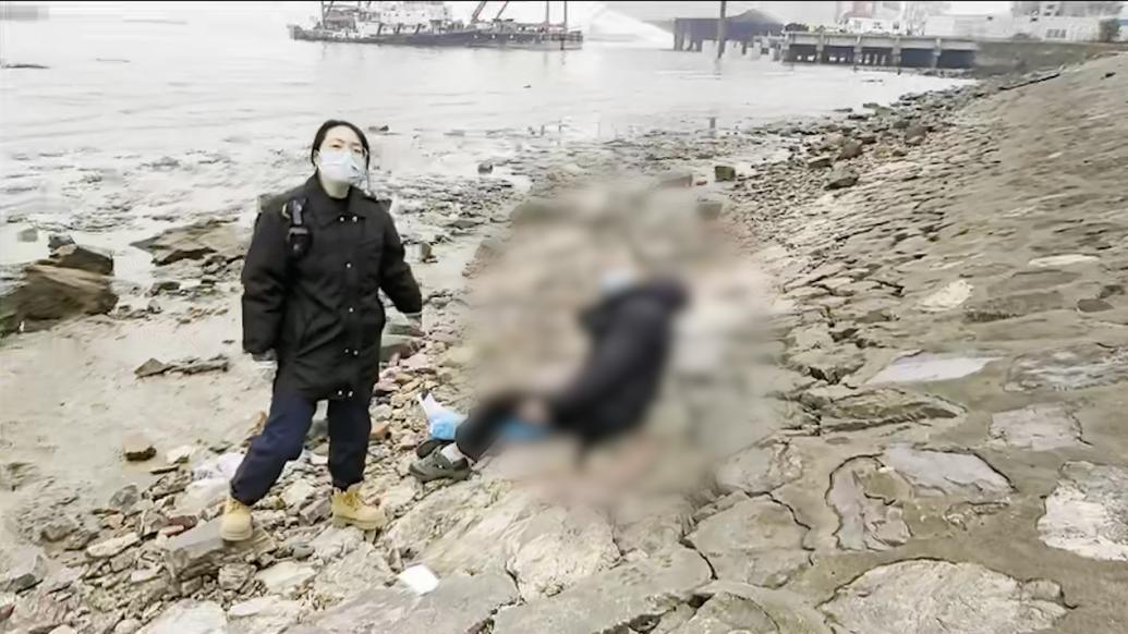 男子在江邊摔倒受傷,消防從江堤亂石中救出