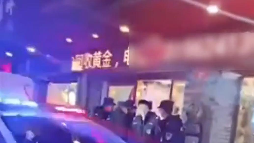 浙江台州警方：嫌疑人试戴手镯趁店主转身逃离，已被抓获