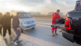 外地男子駕車因缺油推車前行，救援隊(duì)員幫忙拖至加油站