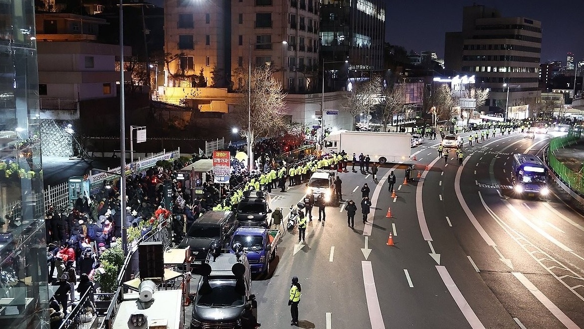 韩国公调处车辆已抵达总统官邸前道路，即将执行逮捕令