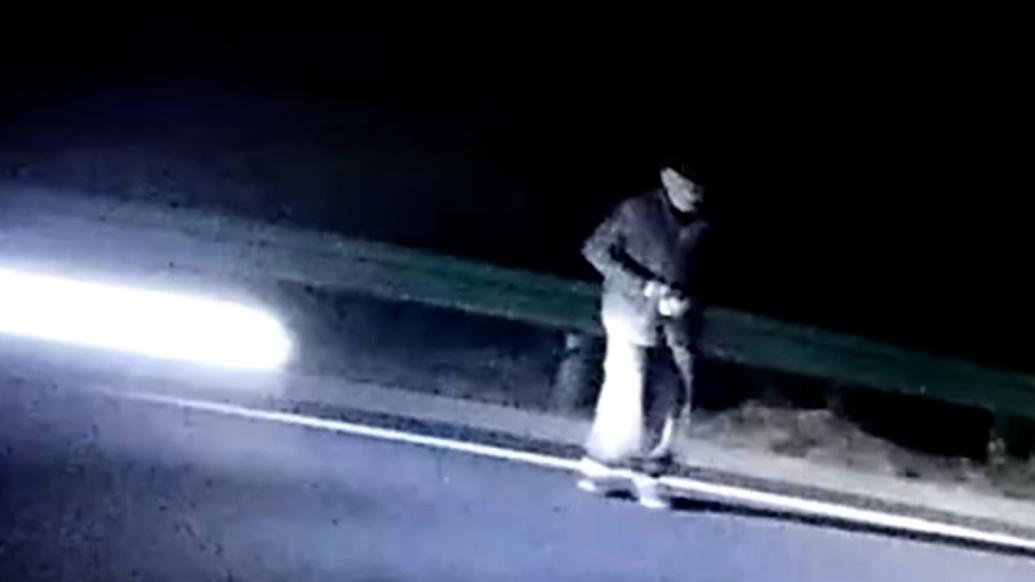 患阿爾茨海默病老人誤入高速多輛貨車擦身而過,民警連喊八聲“別動”