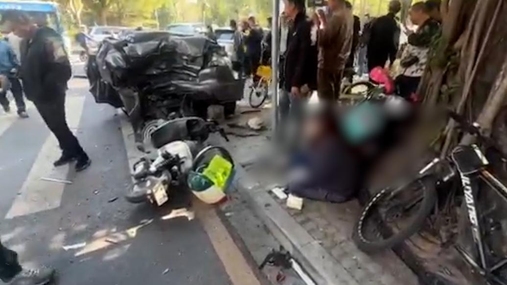 廣州一輛小汽車與多車發(fā)生碰撞致4人受傷，警方通報：司機操作不當(dāng)