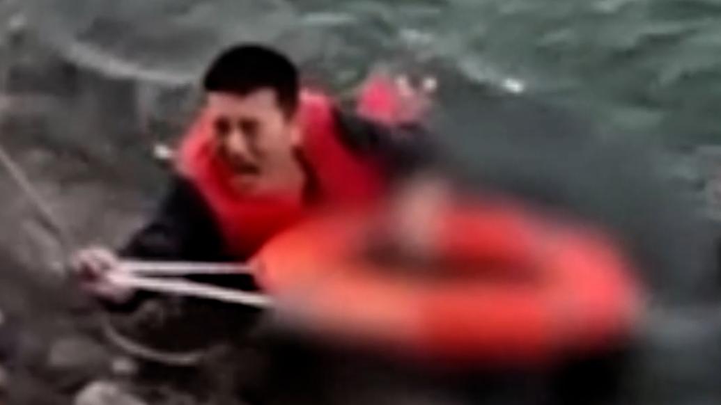 湖北十堰民警跳入寒冷漢江救落水男子,上岸后已無(wú)法站立仍說(shuō)“先救他”