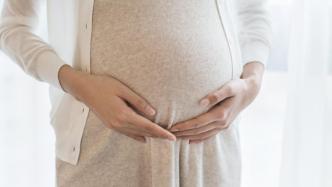 湖北宜昌鼓勵(lì)產(chǎn)假延長至一年，當(dāng)?shù)兀阂延?0多家單位響應(yīng)