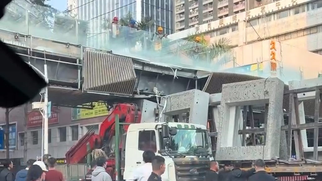 深圳一超高貨車與在建天橋連廊發生擦碰,街道:無人員受傷
