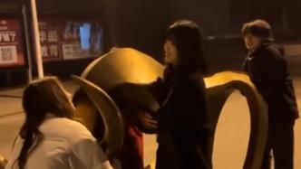 學(xué)生“偷偷搬?！眰鹘y(tǒng)延續(xù)十多年，川農(nóng)曾表態(tài)支持創(chuàng)意舉動(dòng)