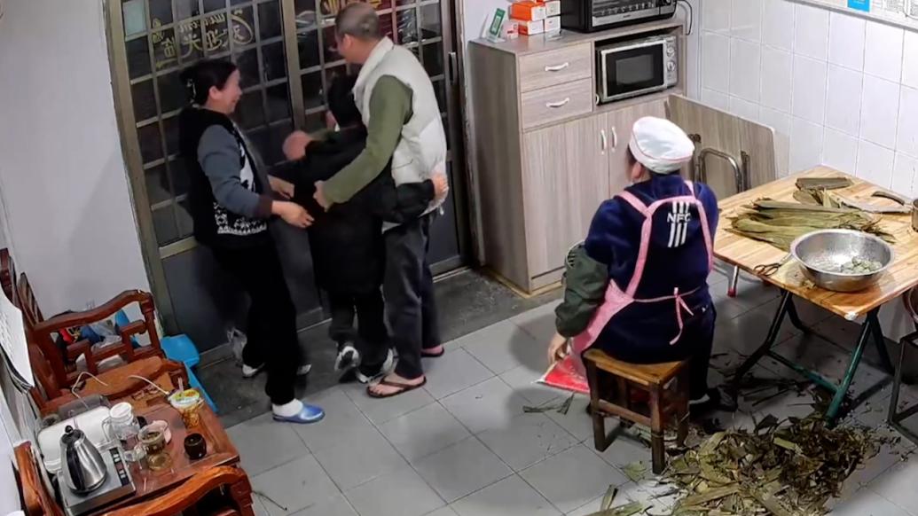女子帶娃偷偷回家,外公外婆認出外孫后一把抱住