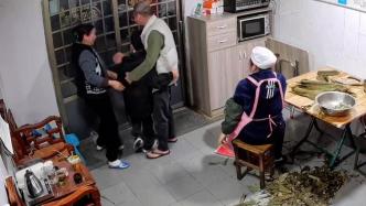 女子帶娃偷偷回家，外公外婆認出外孫后一把抱住