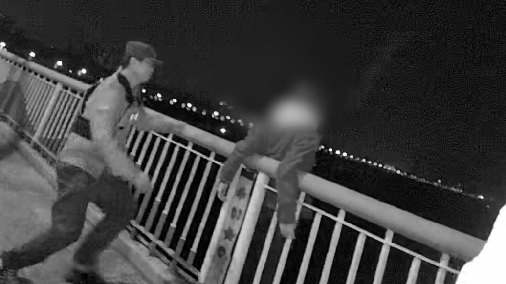 男子翻越大橋護欄欲跳湘江,民警霸氣一抱救回