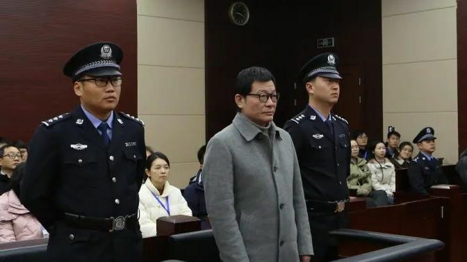 馬鞍山市原常務(wù)副市長(zhǎng)黃化鋒被控受賄三千余萬元