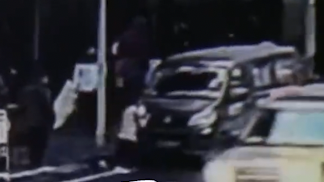 小貨車“溜走”司機用雙臂擋車,撞上三輪車又撞路燈