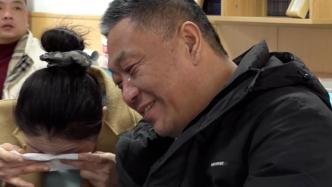 高中家长会上父母依偎着看孩子的手写信，爸爸笑着笑着哭了