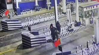 民警寒夜執(zhí)勤，收到熱心群眾送來的暖心餃子