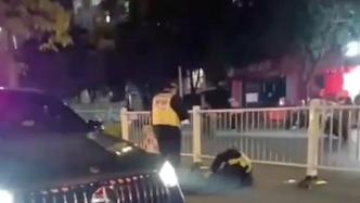 南宁一辆SUV撞倒执勤交警后逃逸，警方：交警擦伤